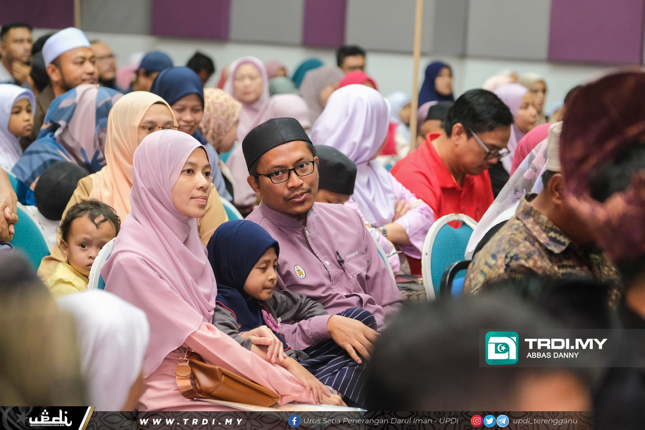 Ibu bapa yang hadir meraikan kejayaan anak-anak mereka.