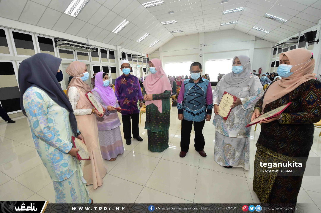 Lima peserta yang menerima APC beramah mesra dengan ADUN Wanita, Zuraida