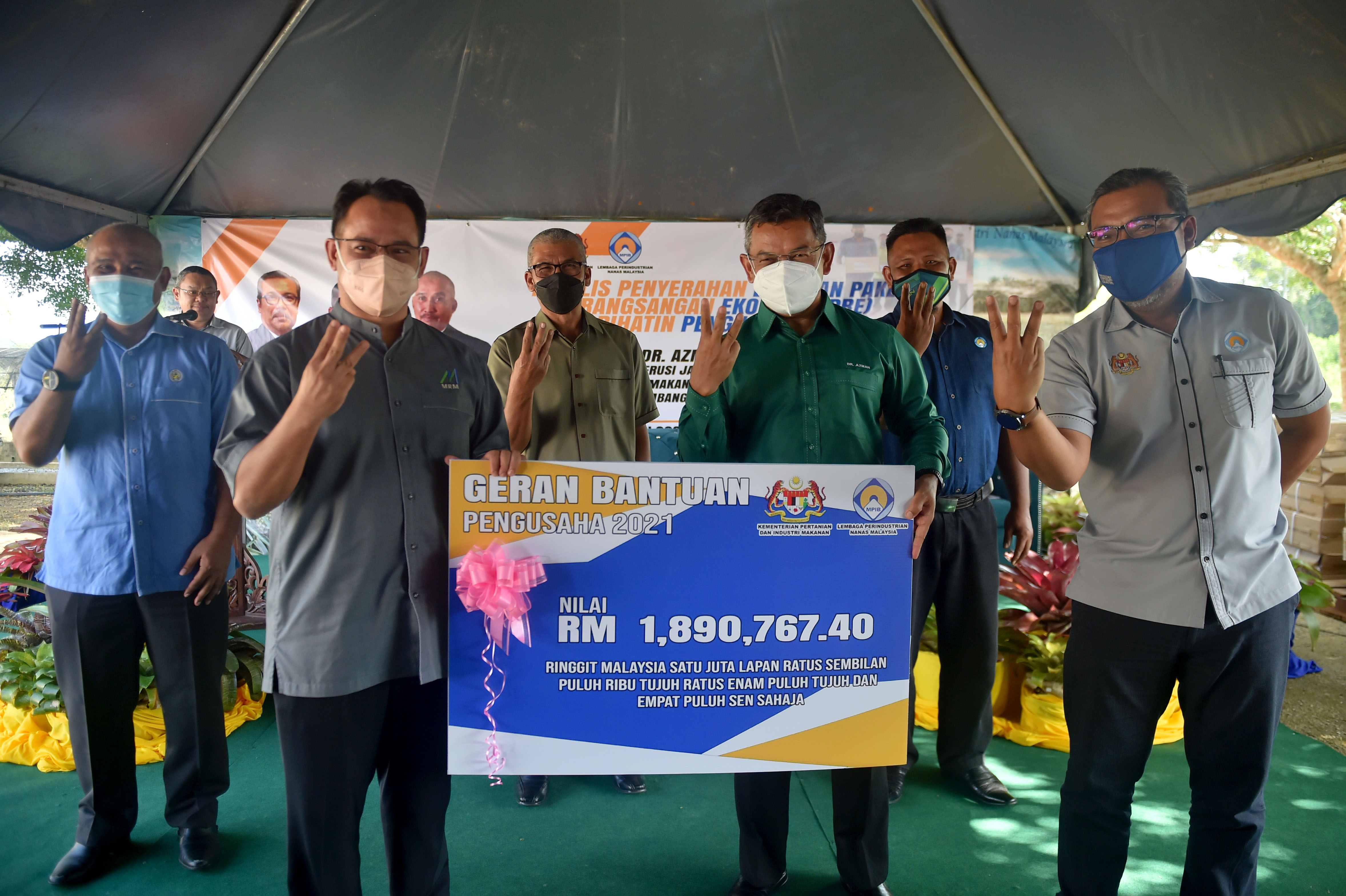 Kerajaan menerusi Lembaga Perindustrian Nanas Malaysia (LPNM) telah menyalurkan Pakej Rangsangan Ekonomi (PRE) sebanyak RM1.89 juta kepada lebih 150 petani nanas di Terengganu.