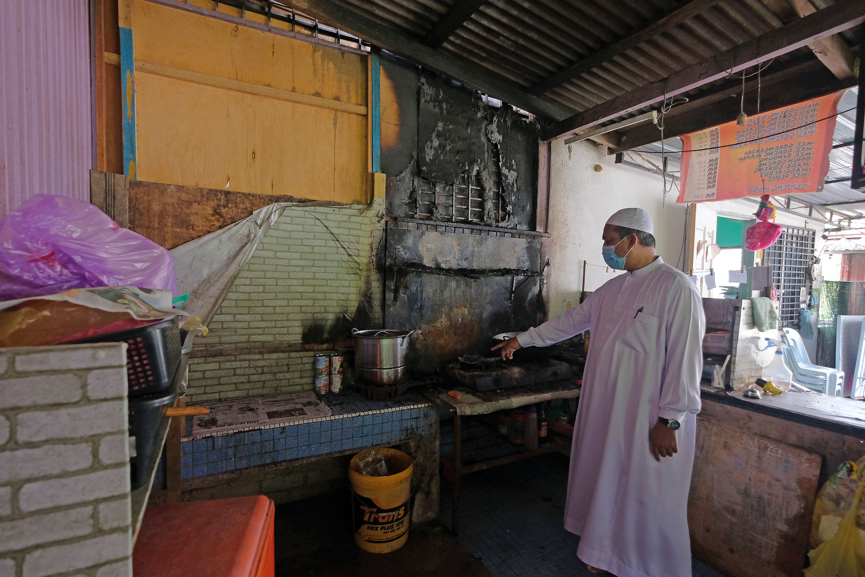 Penduduk Selamatkan Rumah Terbakar