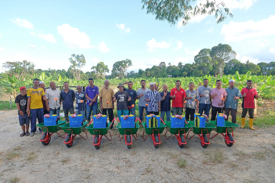 Pekebun Berkelompok Terima Bantuan Alatan Pertanian