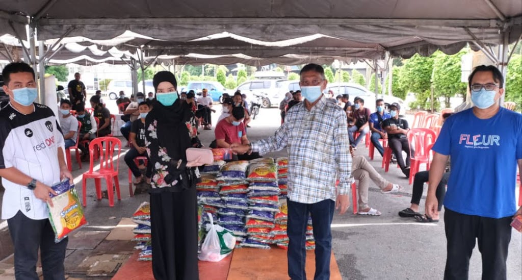 Hanafiah Serah Bantuan 100 Tukang Gunting Rambut