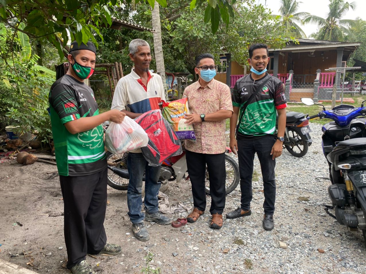 Rutin Mingguan Pemuda Rhu Rendang Bantu Penduduk Setempat