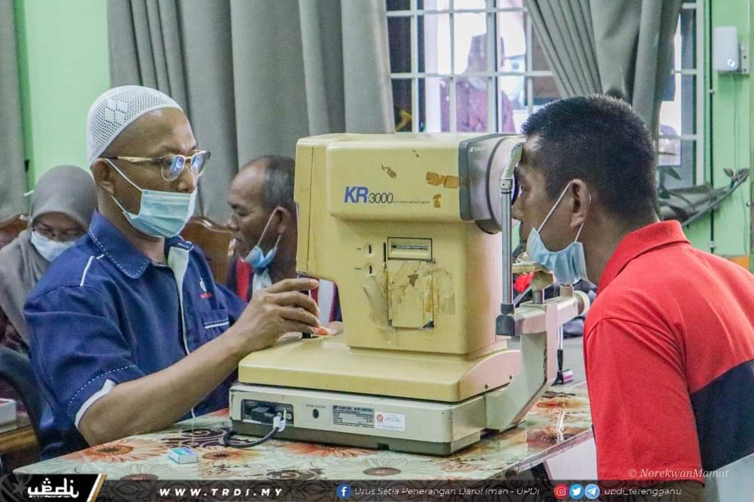 100 Penduduk Terima Bantuan Kaca Mata Percuma