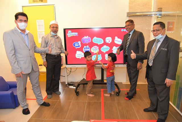 Kanak-Kanak Taska Belajar Guna TV Pintar