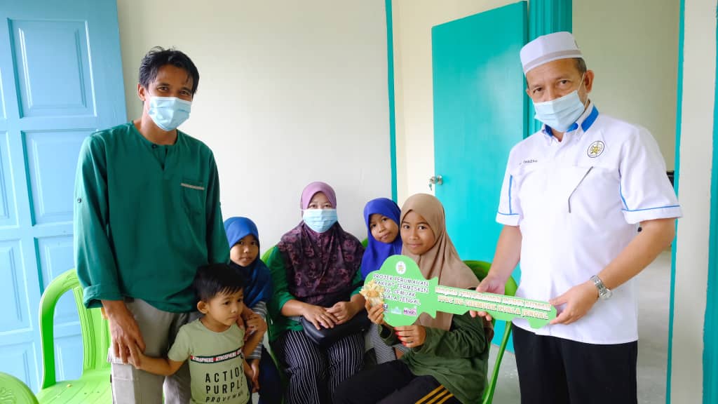 Lima Keluarga Gembira Terima Kunci Rumah PPRT