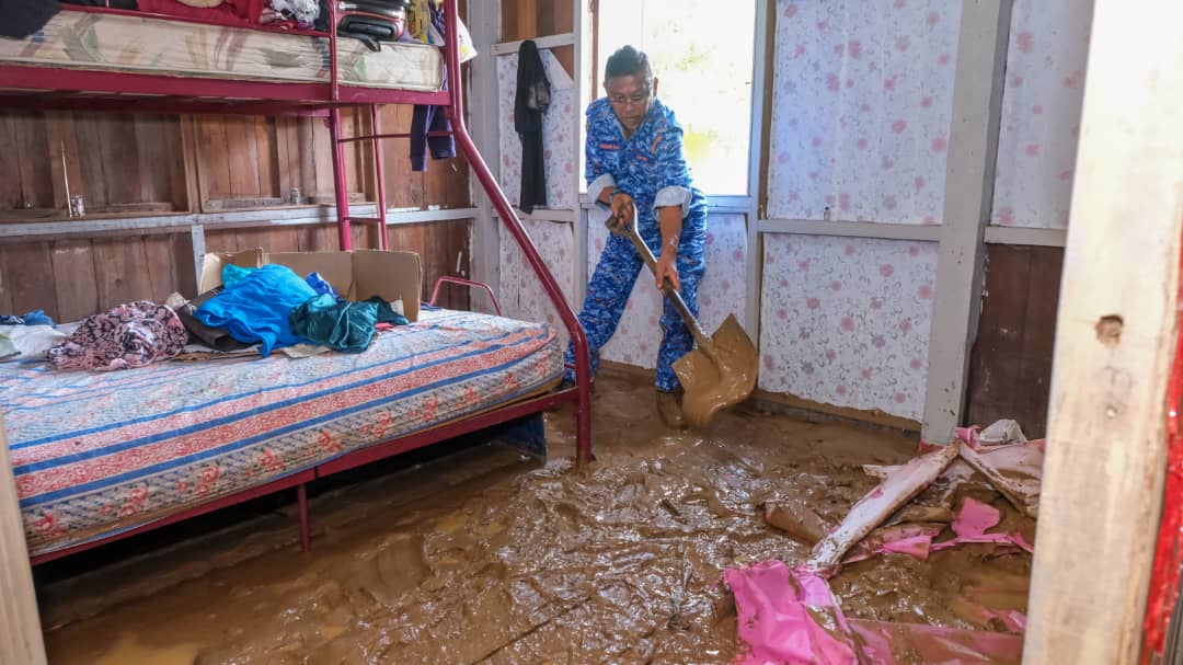 Hanafiah, Sukarelawan Bersih Rumah Mangsa Banjir