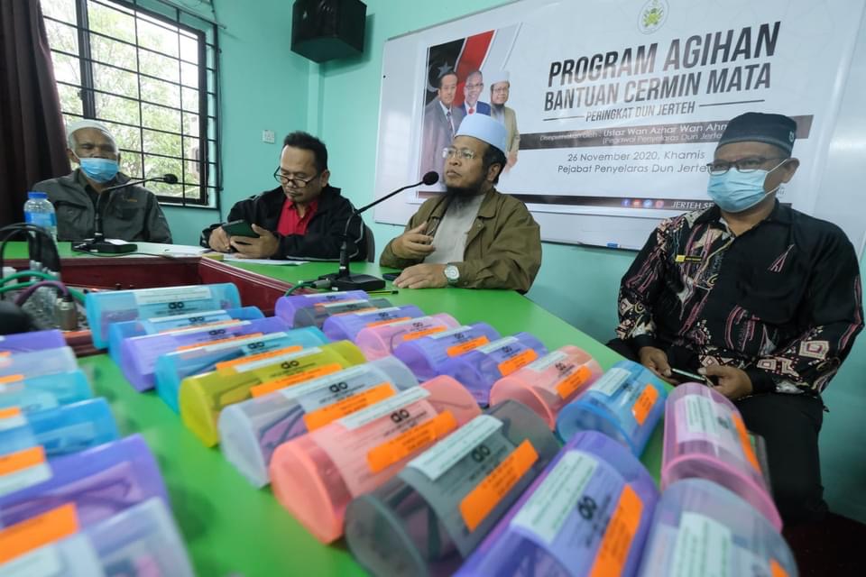 65 Orang Terima Bantuan Cermin Mata