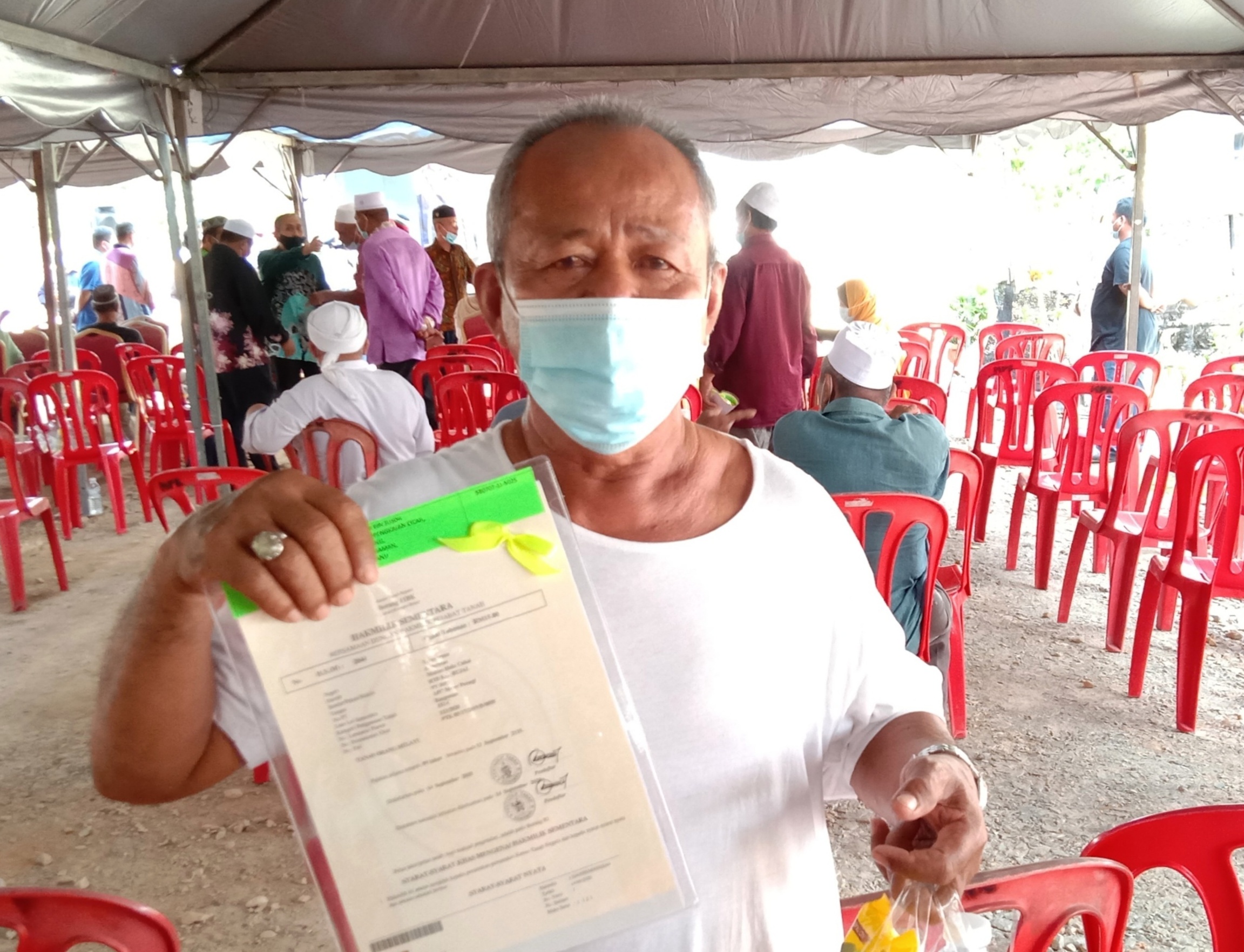 Pok Wel Teruja Terima Geran Tanah