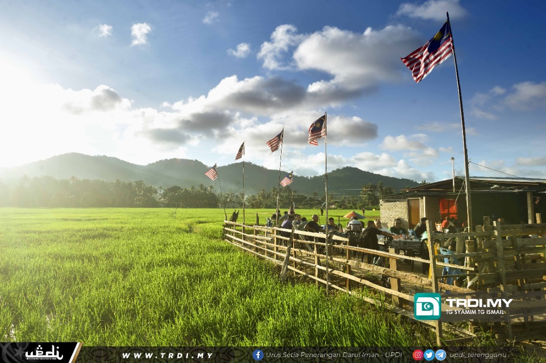 Warung Roti Canai Dikelilingi Sawah Padi