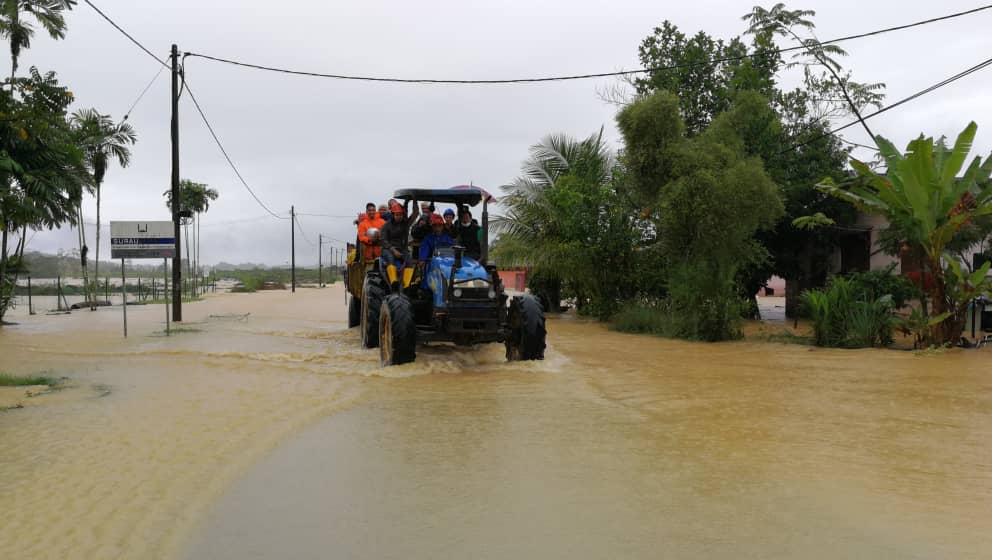MPKK Padang Kubu Guna Traktor Bantu Mangsa Banjir