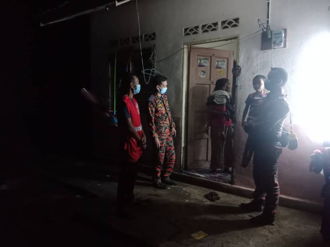 Bomba Kuala Berang Pujuk Ibu Muda Enggan Pindah