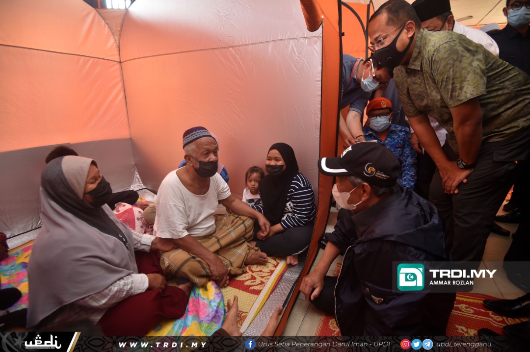 Perdana Menteri Santuni Mangsa Banjir Kemaman