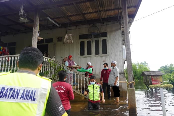 60 Keluarga Mangsa Banjir Termenung Terima Bantuan