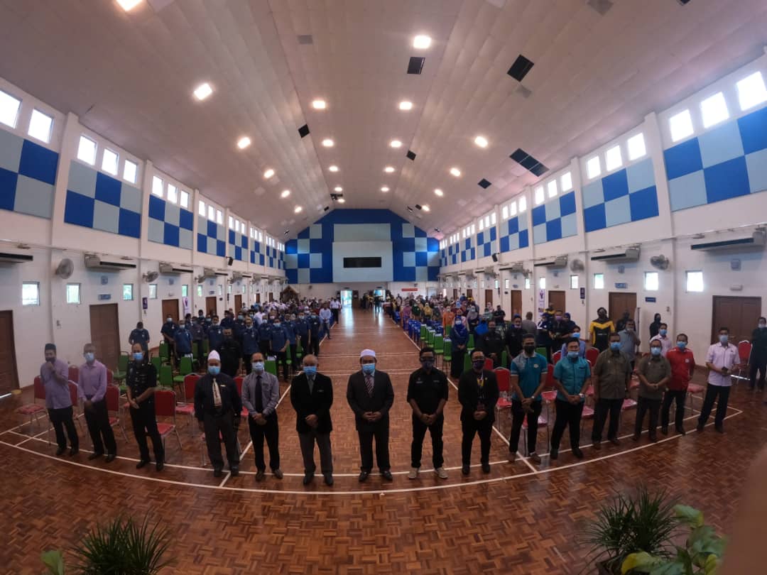 13,000 Beg Sekolah Diagih Kepada Pelajar Miskin