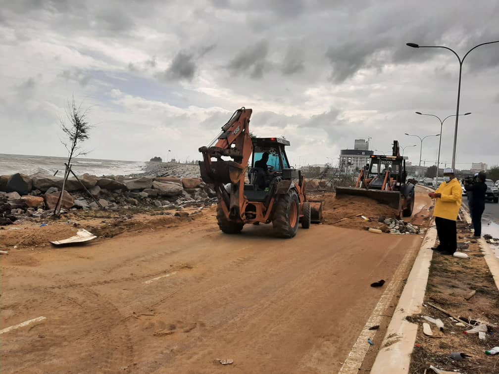 Jalan Pesisir Pantai Seberang Takir Ditutup Sementara