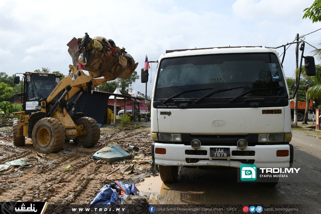 300 Tan Sampah Banjir Dilupuskan