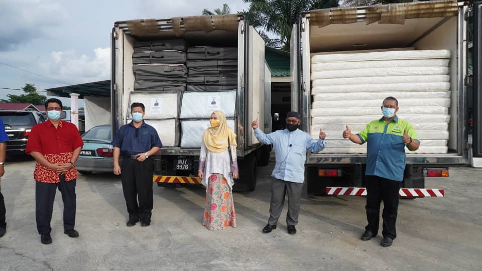 Dr Khairuddin Serah Sumbangan Tilam Kenaf Kepada Mangsa Banjir Temerloh