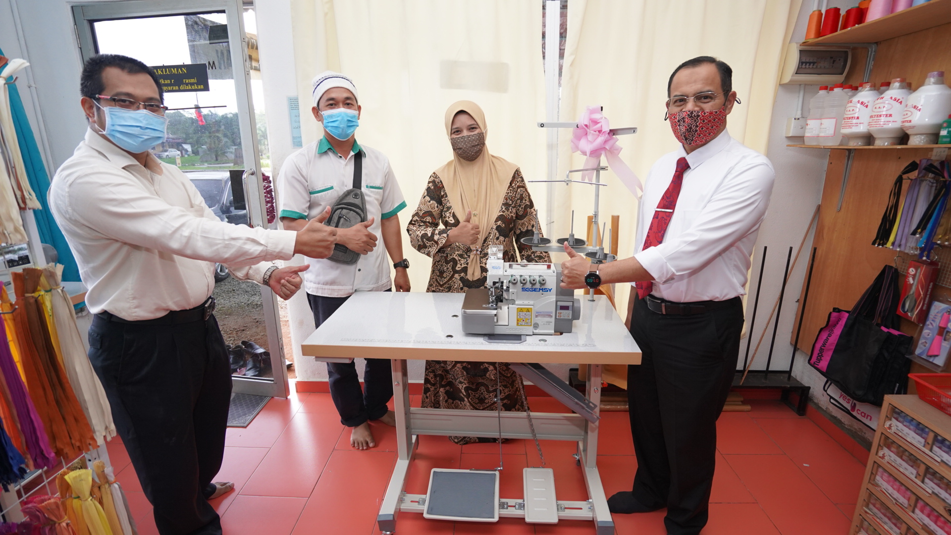 OKU Pendengaran Terharu Terima Mesin Jahit