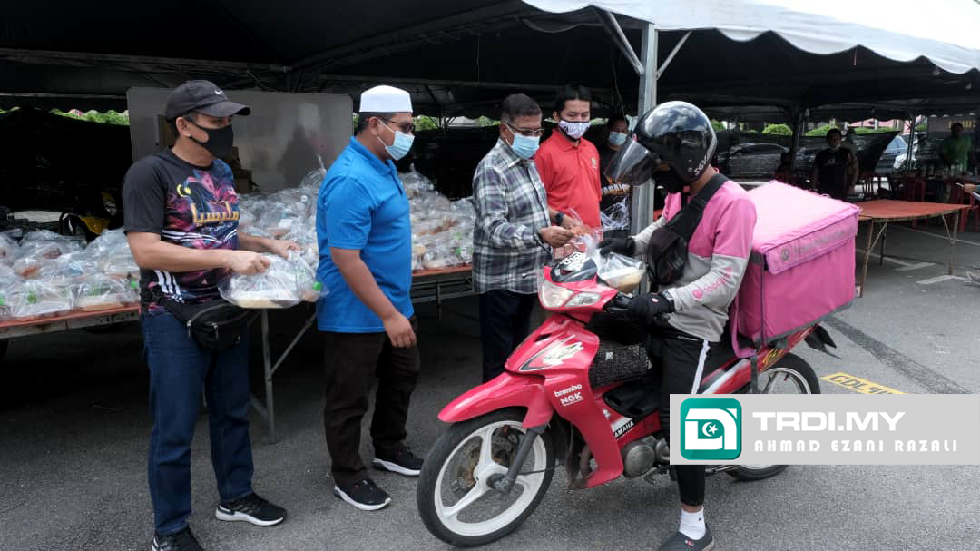 Pekerja Penghantaran Terima Pek Makanan Percuma