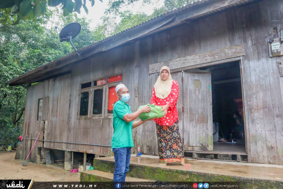 JPKK Alor Keladi Serah Sumbangan Kepada Penduduk Terkesan PKP 2.0