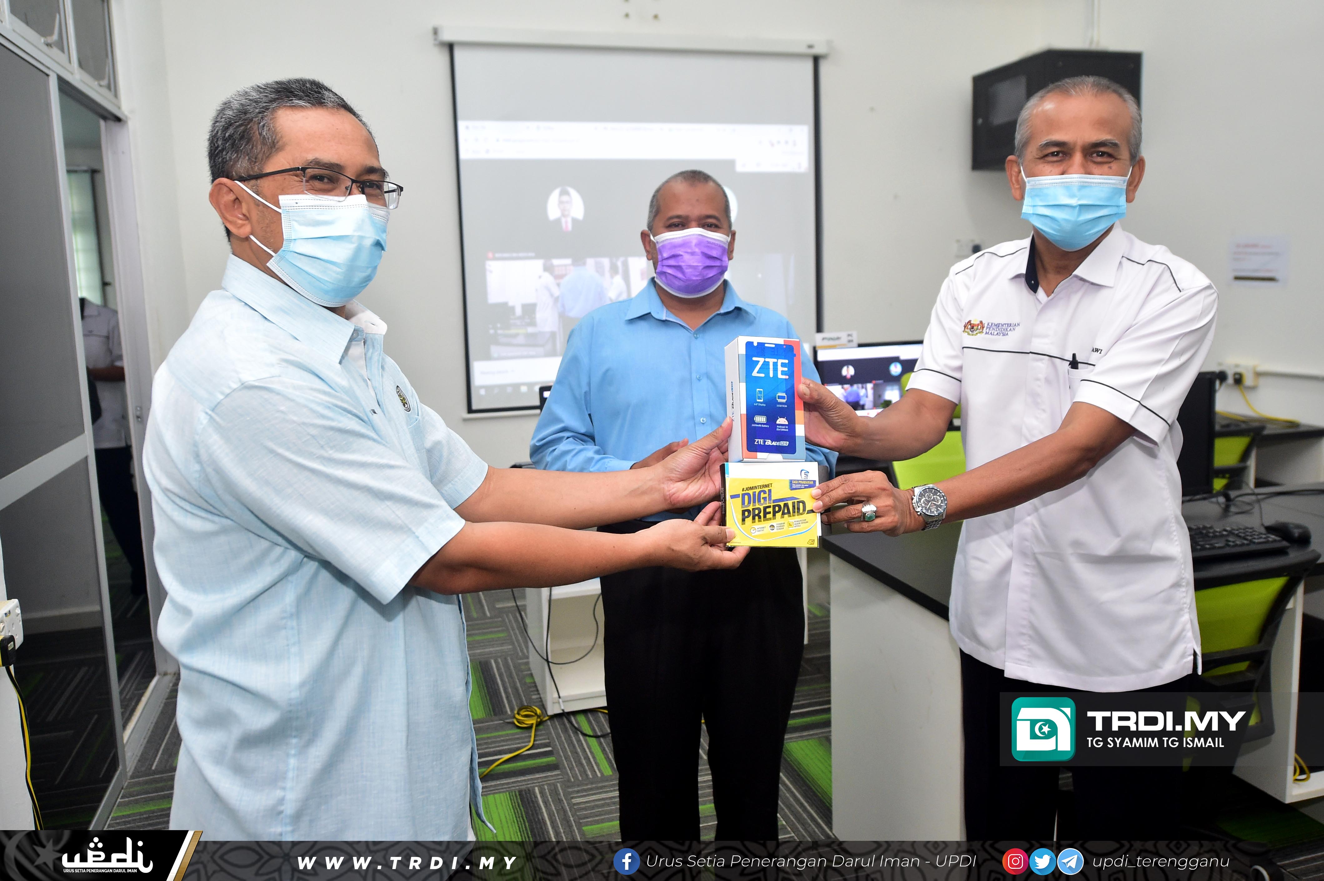 'Cakna Didik Marang Hebak' Siri Dua Bantu 20 Pelajar Miliki Telefon Pintar