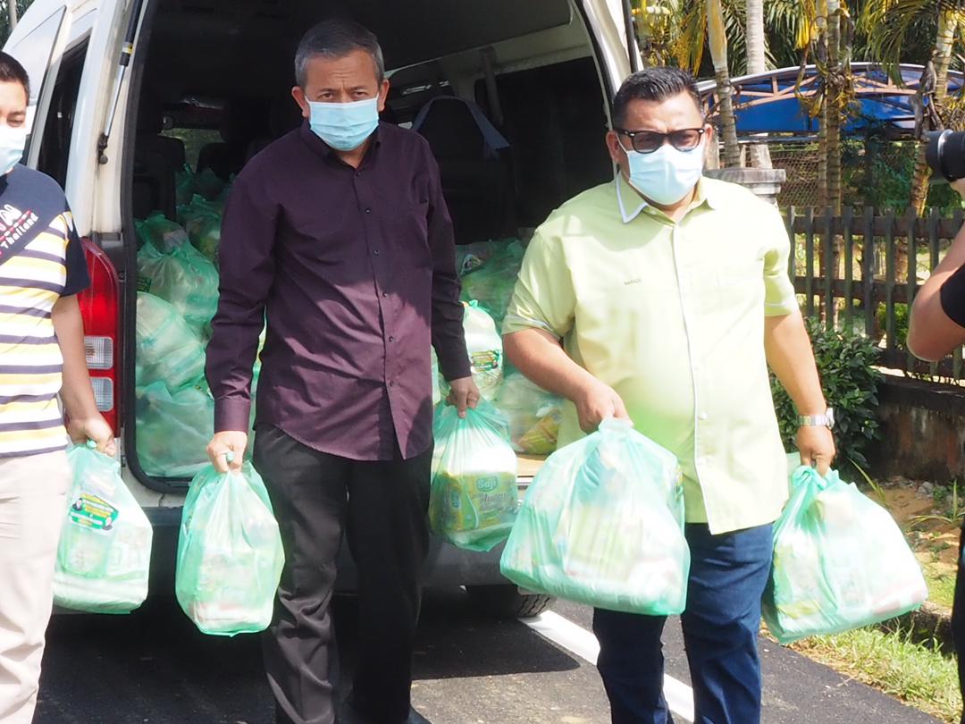 PKPD : Penduduk Felda Tersat Terima Sumbangan Pek Makanan