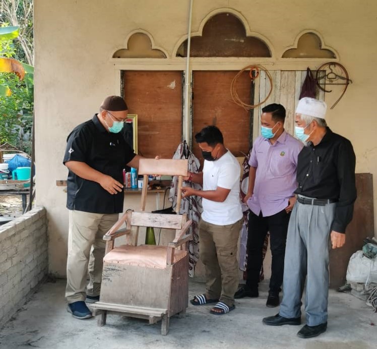 Tukang Gunting Rambut Guna Kerusi 'Rare' Dibantu