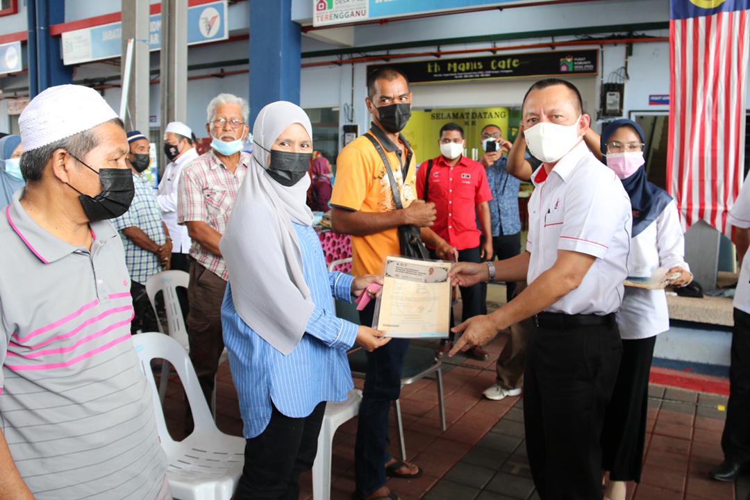 KETENGAH Serah 120 Geran Hak Milik Rumah