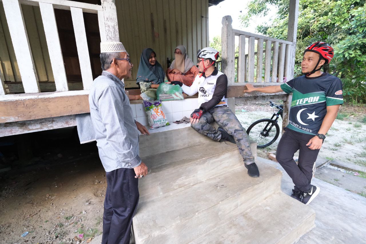 Tepuh Berbasikal Salurkan Sumbangan
