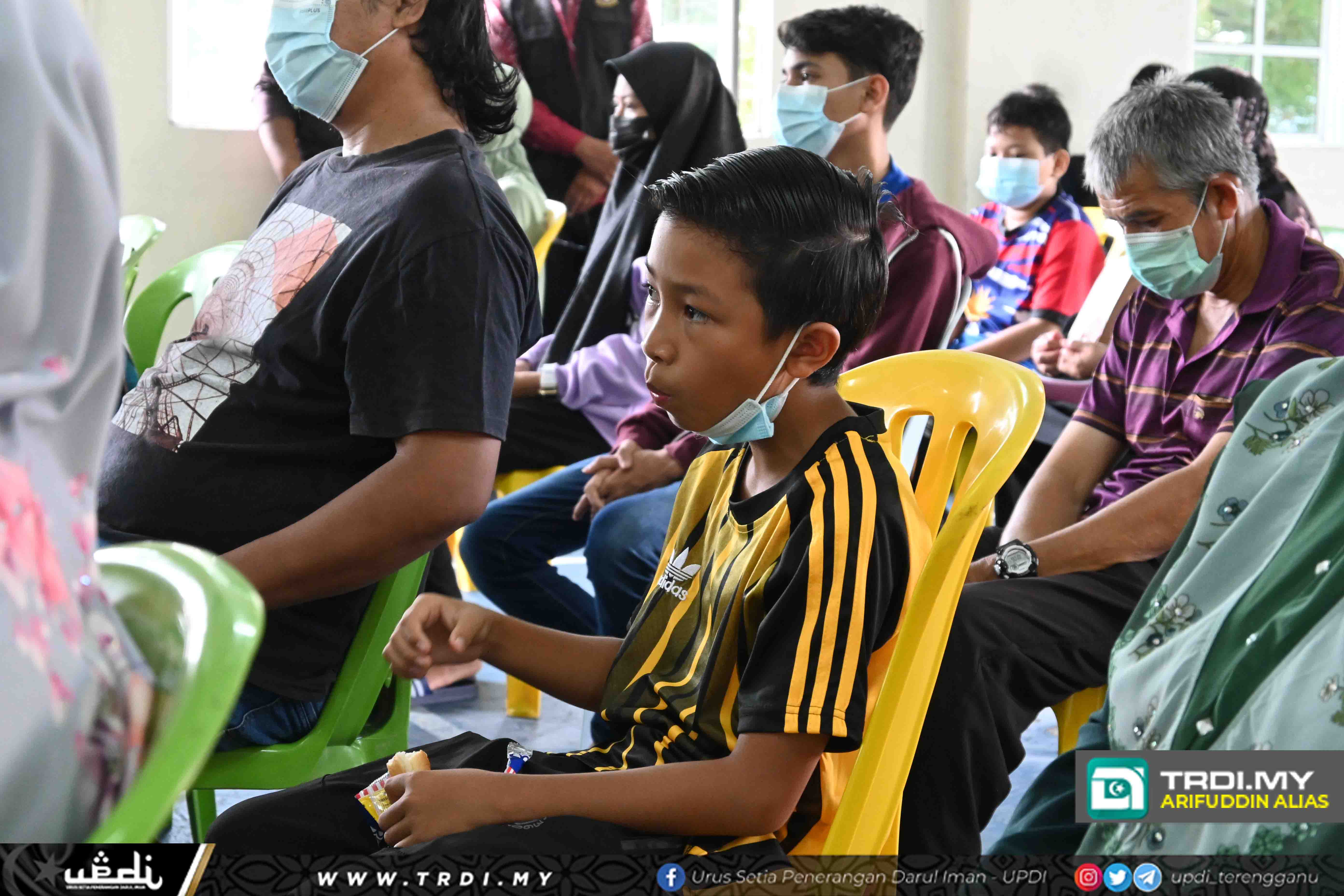 30 Pelajar Di Seberang Takir Terima Bantuan Persekolahan