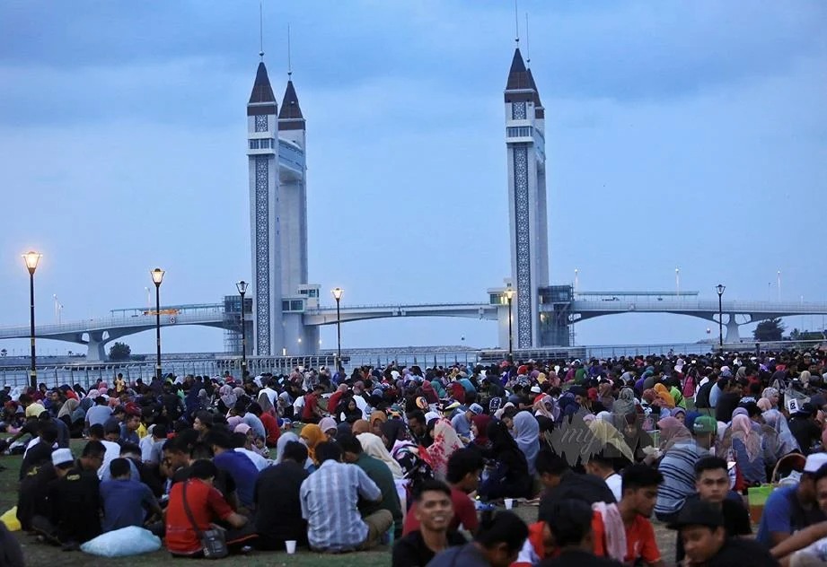 Tangguh Dulu Iftar Di Kawasan Lapang, Pantai - Dr Alias