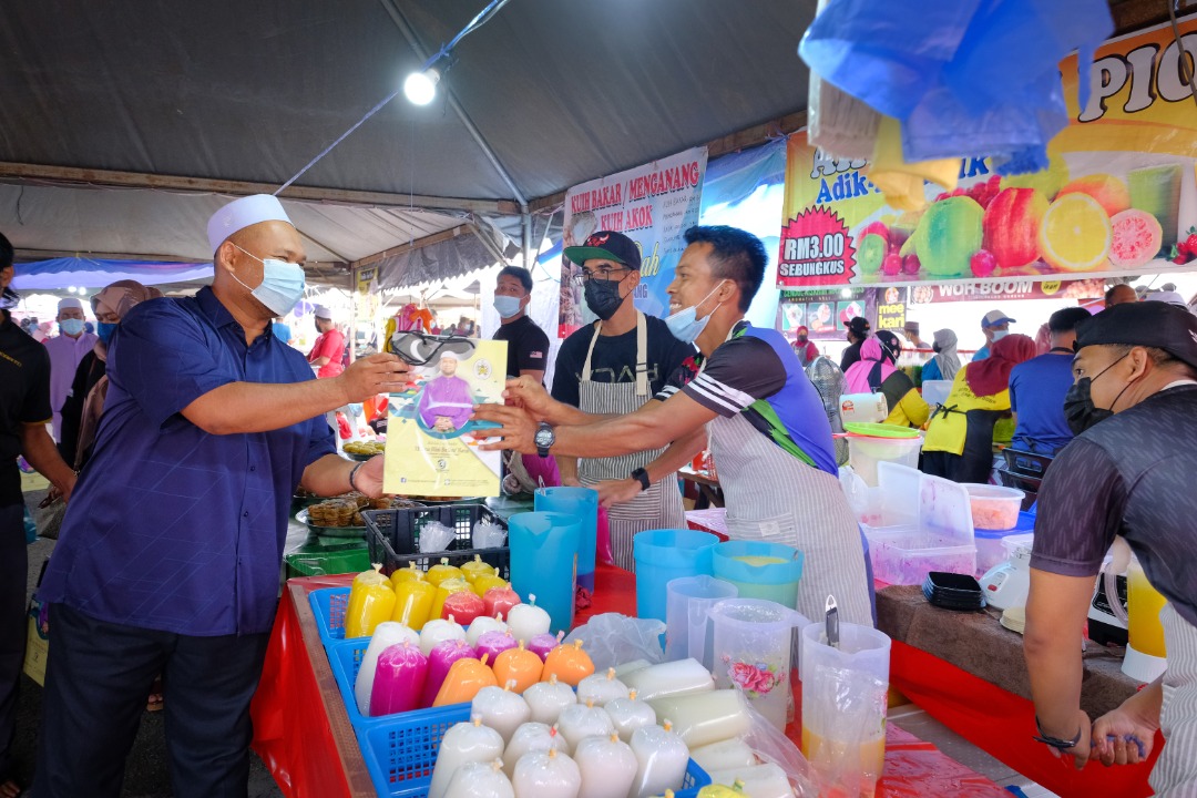 175 Peniaga Bazar Ramadan Disantuni ADUN Manir