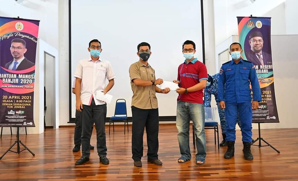 Mangsa Banjir Di Seberang Takir Terima Bantuan RM1,000