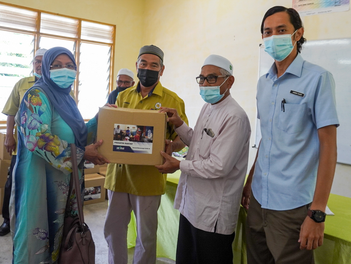 1,370 Keluarga Di Rantau Abang Terima Sumbangan Bakul Makanan