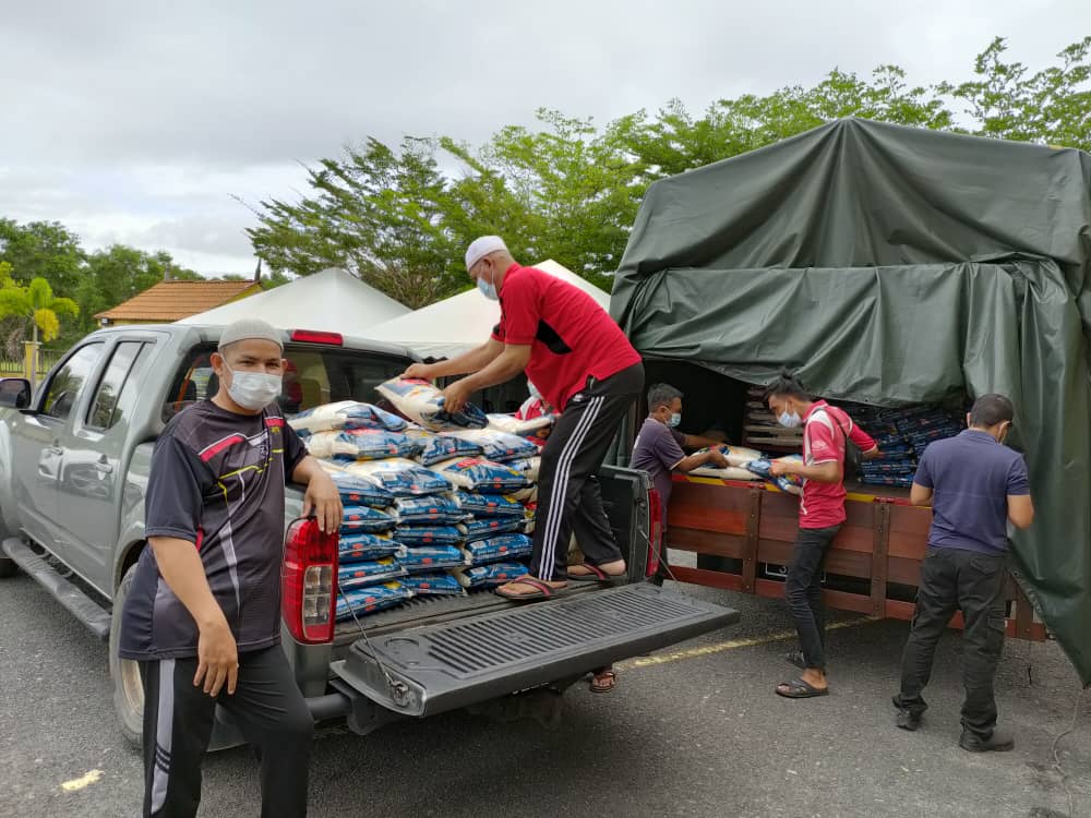 530 Keluarga Sekitar Paka Terima Bantuan Beras