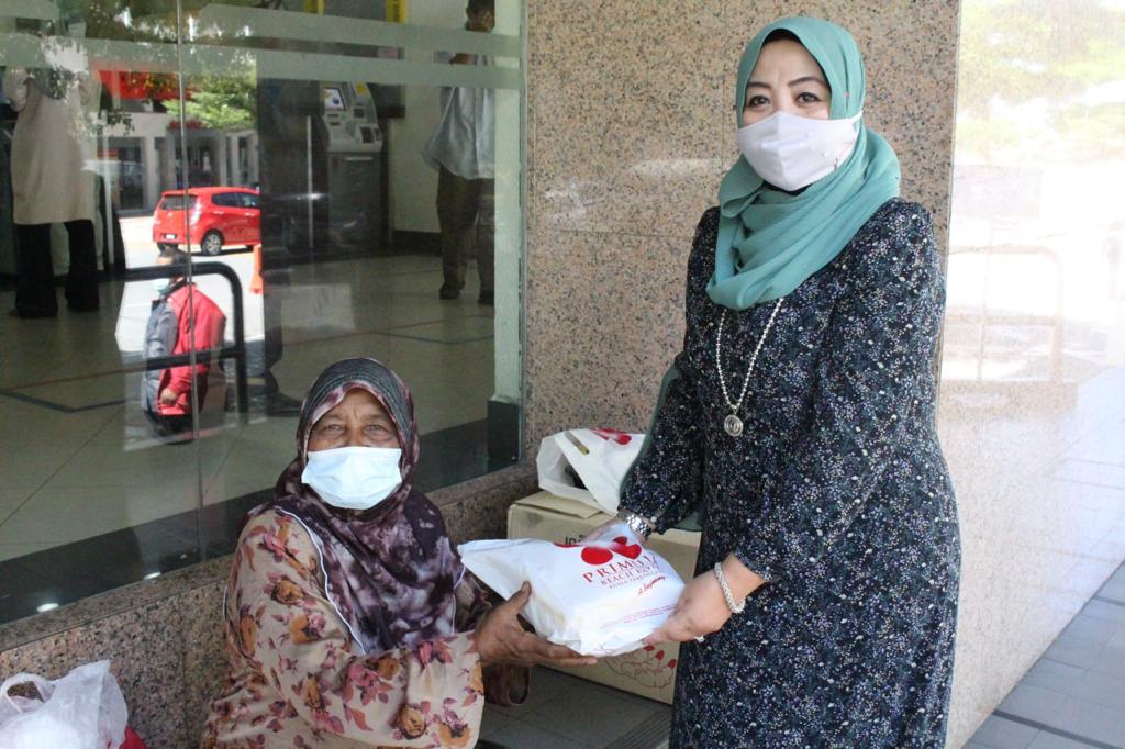 Hotel Primula Bantu Penjaja Jalanan, Ikhlaskan Hati ‘Memberi’ Walau Sedikit