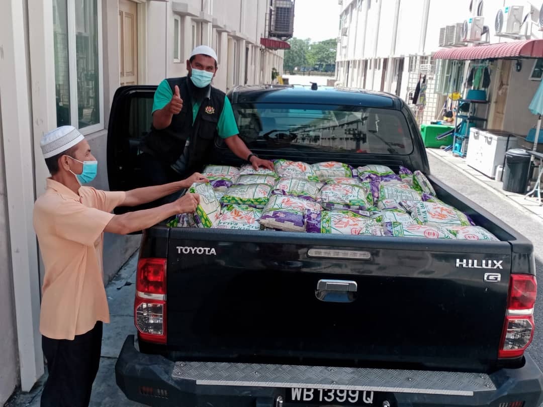 Pendapatan Pemandu Teksi Terjejas, Dr Khairuddin Salur Bantuan Keperluan Harian