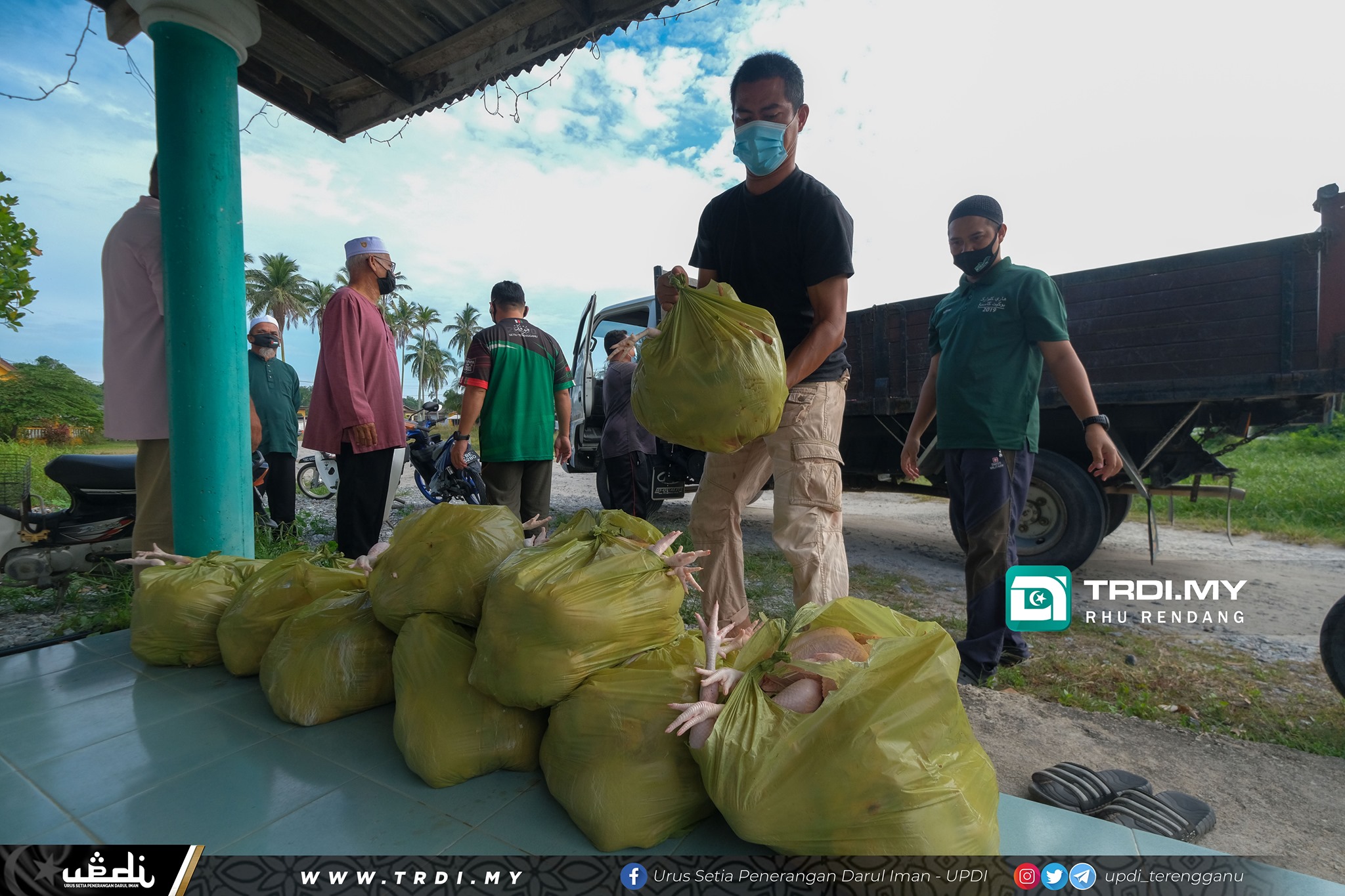 Penduduk Rhu Rendang Terima Sumbangan Ayam
