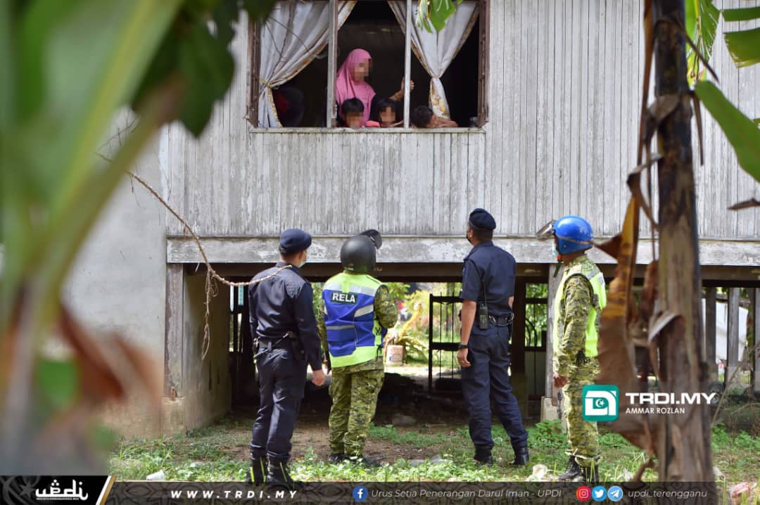 Degil, Polis 'Terjah' Rumah Penduduk