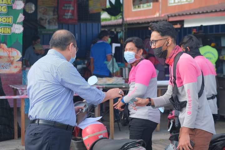 Ahli Parlimen Kuala Terengganu Santuni Penghantar Makanan