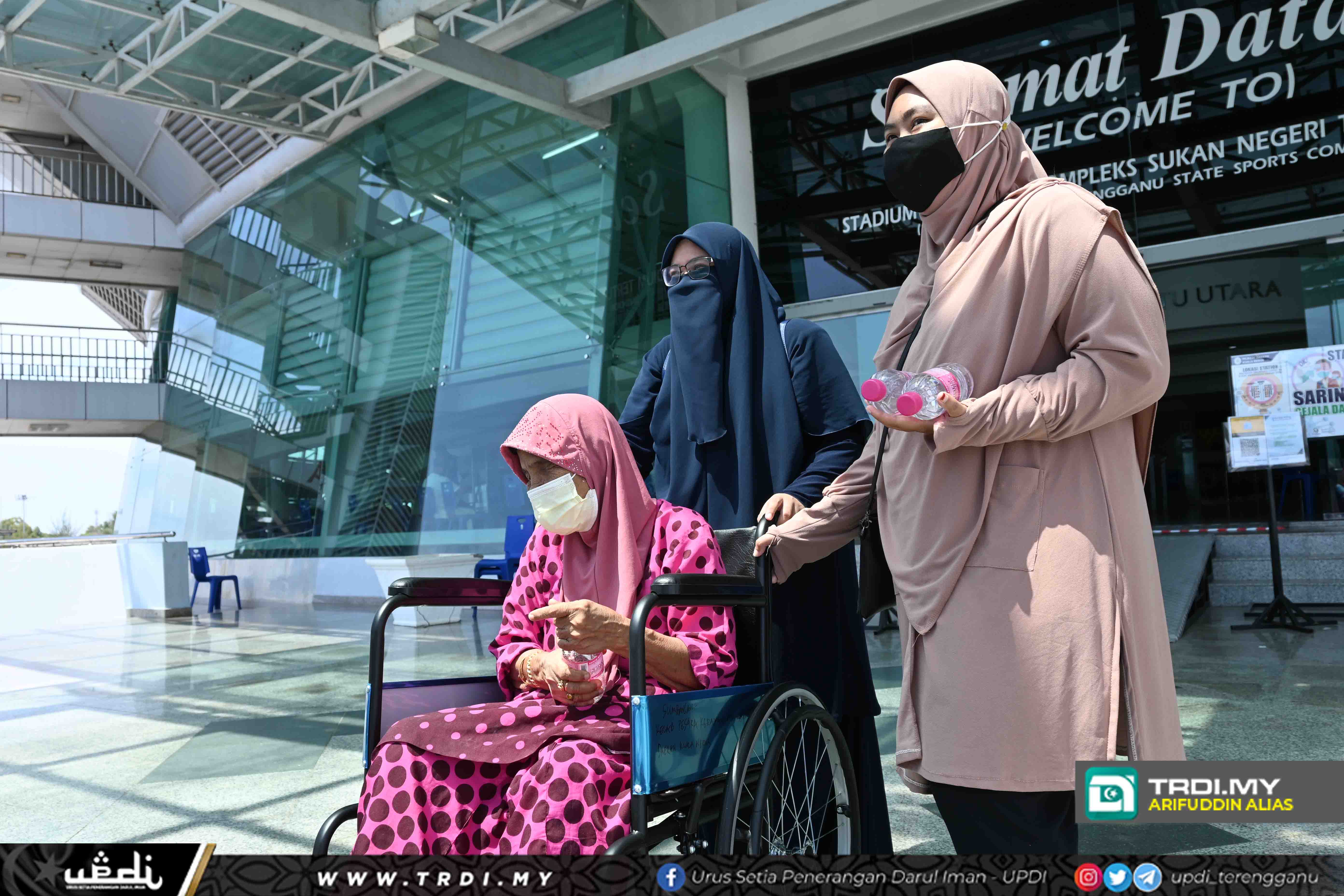 Tubuh Petugas Khas Bawa OKU, Warga Emas Suntik Vaksin