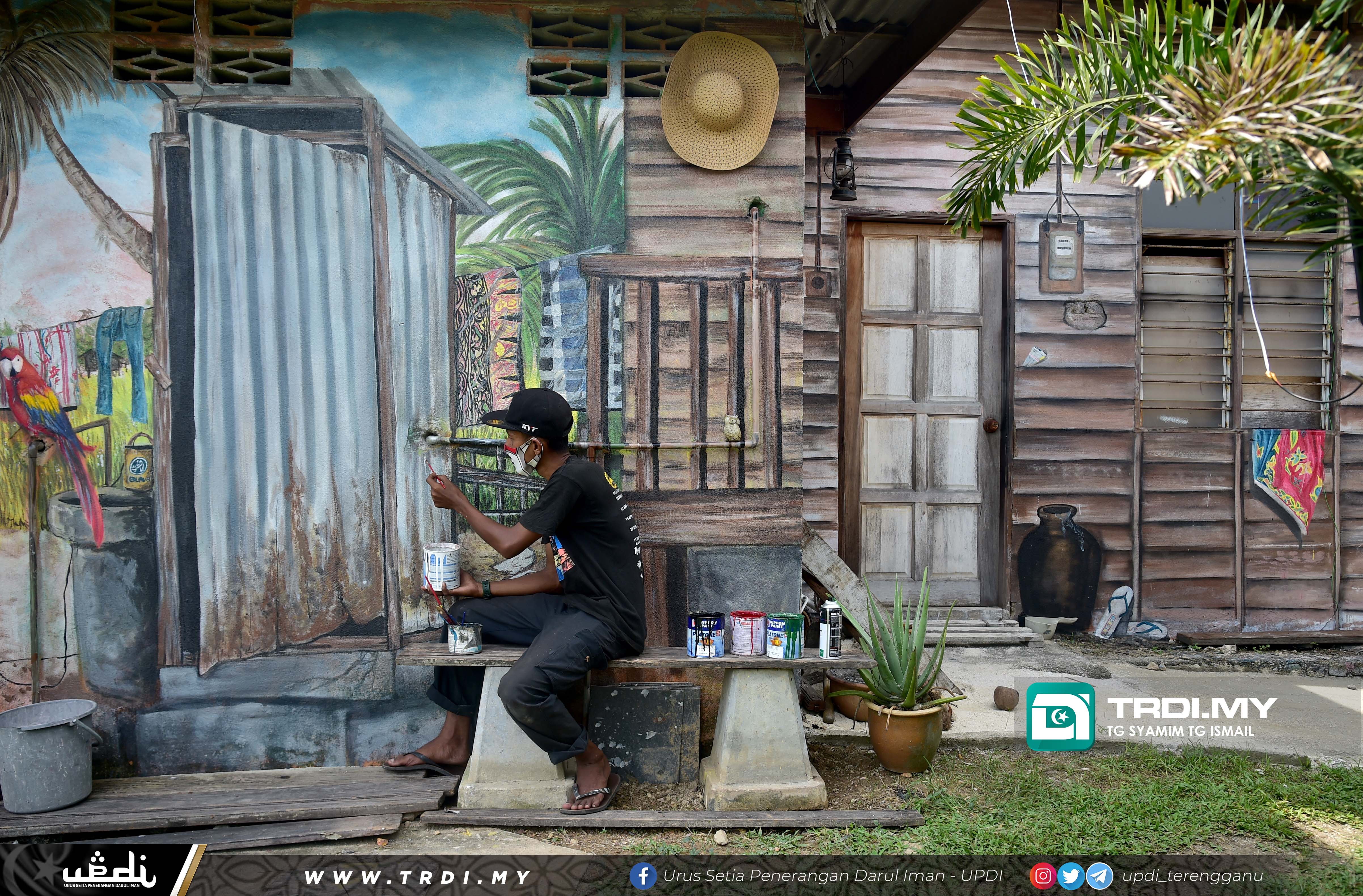 Lukisan Mural Berlatar belakangkan Suasana Kampung Sekitar 1980-an Pada Dinding rumah