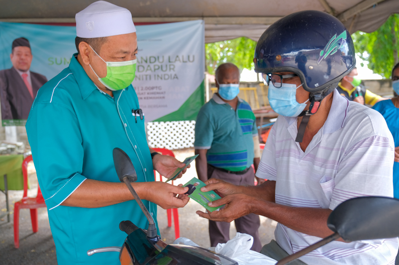 MP Kemaman Serah Sumbangan Buat Kelab India Kemaman