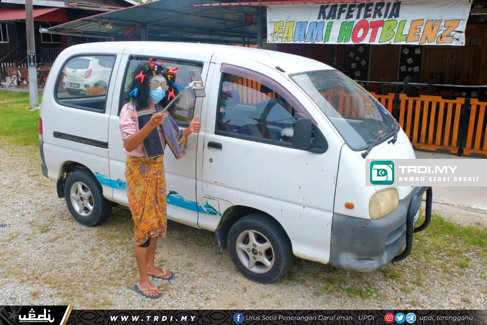 Wartawan 'TvSepuluh Kini' Tarik Perhatian Warga Kemaman