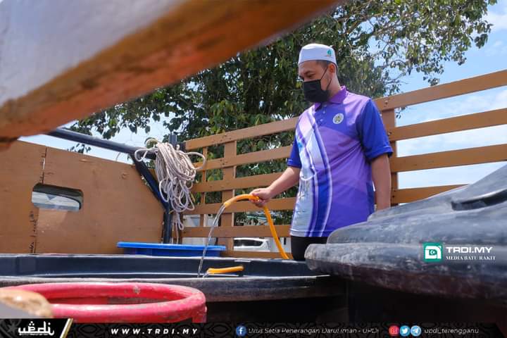 Guna Lori 'Orang Kampung' Agih Air Kepada Penduduk
