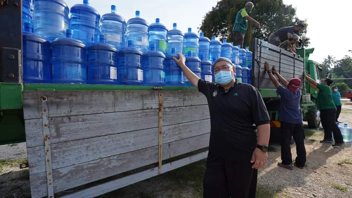 Agih 4,000 Balang Air Untuk Penduduk Terjejas