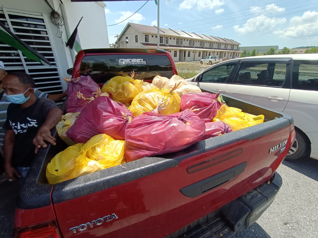 Pejabat Parlimen Setiu Agih 422 Pek Lauk Basah