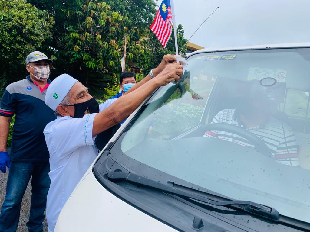 700 Jalur Gemilang Diagih Kepada Penerima Vaksin