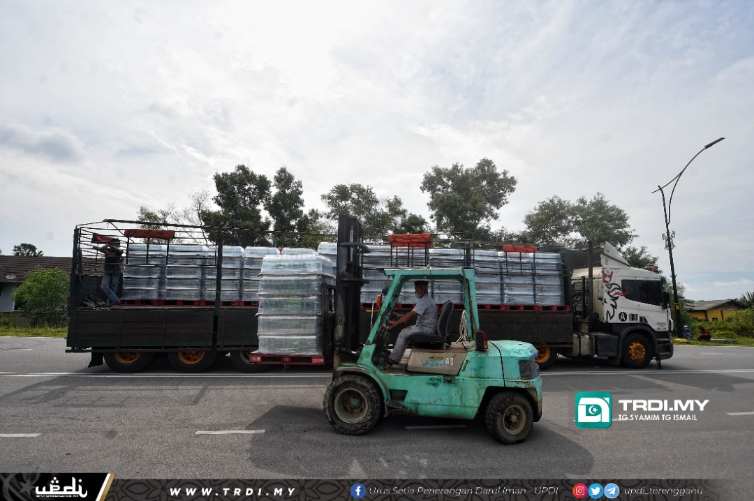 Petugas Amal Berkampung Di Kuala Nerus Agih Air